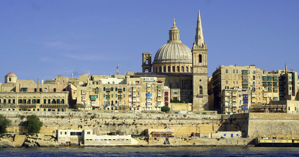 Widok na Vallettę z kopułą Bazyliki NMP z Góry Karmel i dzwonnica Prokatedry św. Pawła.